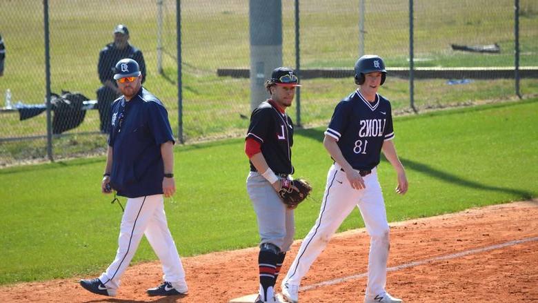 Penn State 杜波依斯 outfielder Thayne Morgan.  